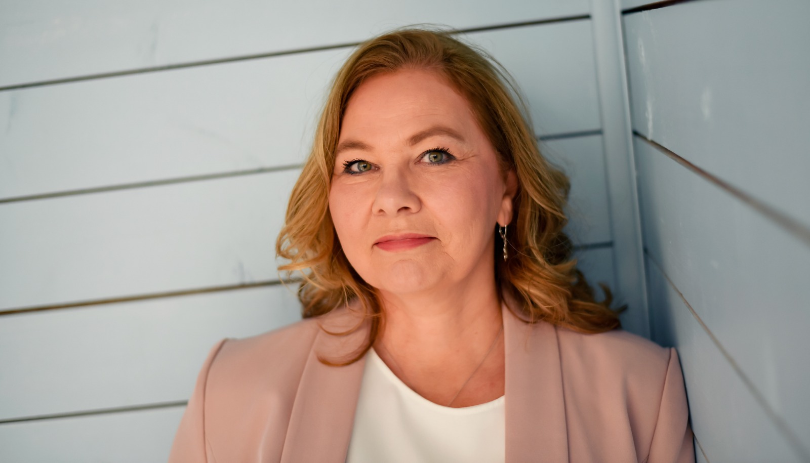 Stephanie Freyer im rosa Blazer, professionelles Porträt
